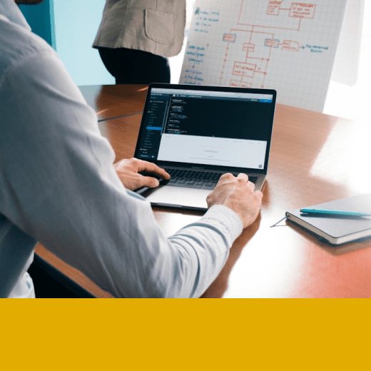 Laptop und Geschäftsplan